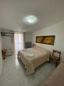 een slaapkamer met een bed en een bank erin bij I Cento Portali - Albergo Diffuso in Pignola