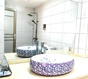 Zhangjiajie YOLO Resort--Within Zhangjiajie National Forest Park的一间浴室