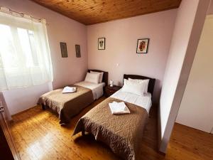 Un pat sau paturi într-o cameră la Tolis House