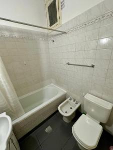 a bathroom with a toilet and a tub and a sink at DPTO 3 AMB in Mar del Plata