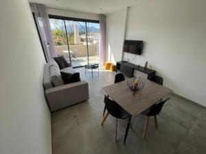 盧恰納的住宿－CLOS ARIA NOVA，客厅配有桌子和沙发