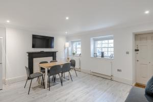 a dining room with a table and chairs at Park view / Baker Street / Marylebone Apartments in London