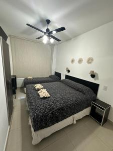 1 dormitorio con 2 camas y ventilador de techo en Hotel Quito en Buenos Aires