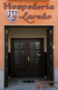 a pair of doors to a hospediazazazaazaazaemeteryemetery at Hospedería Laredo in La Carlota