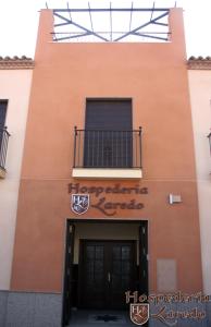 ein Gebäude mit einem Schild, das hogararia kaza liest in der Unterkunft Hospedería Laredo in La Carlota