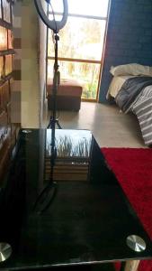 伊卡的住宿－Bugambilia glamping，房间里的玻璃桌和相机