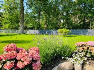 a garden with flowers in a yard with a fence at Hus Mattgoot - private Einzelzimmer im DG und 1 OG in Ording