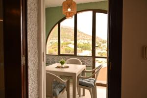 een tafel en stoelen in een kamer met een raam bij Casa Veintiuno en Calp in Calpe