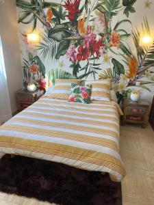 Cases-de-PèneにあるAppartement spacieuxの花柄の壁紙を用いたベッドルーム1室(大型ベッド1台付)
