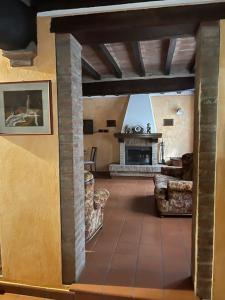 a living room with a fireplace in a house at La Cassina: accogliente appartamento in campagna in Spilamberto