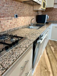 Dapur atau dapur kecil di Cozy Apartment +4 gambar