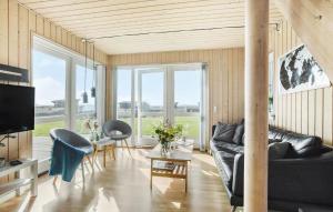 - un salon avec un canapé et des fauteuils en cuir noir dans l'établissement Pet Friendly Home In Faaborg With Kitchen, à Fåborg