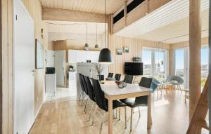 - une cuisine et une salle à manger avec une table et des chaises dans l'établissement Pet Friendly Home In Faaborg With Kitchen, à Fåborg