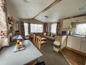 cocina y sala de estar con caravana en Great 4 Berth Caravan With Wheelchair Access In Suffolk, Ref 68129bs en Lowestoft