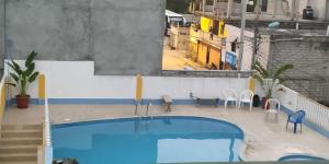 vista para uma piscina num edifício em Hotel Carmita em Atacames