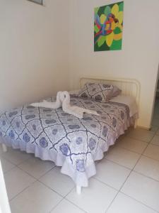 een slaapkamer met een bed met een quilt bij Hotel Carmita in Atacames