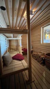 uma cabina de madeira com 2 beliches em Centrum Terapii Leśnej em Zawoja