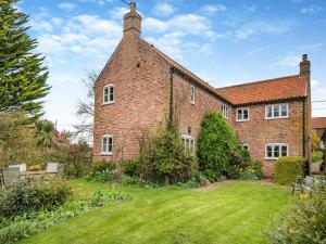 an old brick house with a yard in front of it at Swallow Cottages, No, 2 - Uk46810 in Thurgarton