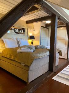 een slaapkamer met een groot bed in een kamer bij Ontika Guesthouse in Ontika Asundus