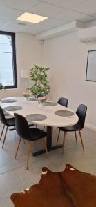 ein Zimmer mit einem Tisch, Stühlen und einer Pflanze in der Unterkunft Huis ALNA 5 in Mechelen