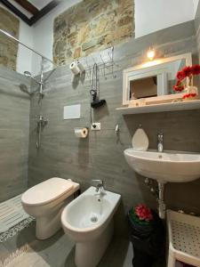een badkamer met een toilet, een bidet en een wastafel bij I Cento Portali - Albergo Diffuso in Pignola