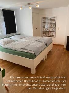 ein Schlafzimmer mit einem Bett in einem Zimmer in der Unterkunft Eine gemütliche Ferienwohnung mit Garten in Bad Karlshafen
