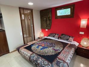een slaapkamer met een groot bed en een rode muur bij Studio Alba Beach in El Campello +20 foto's