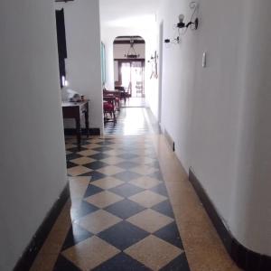 un pasillo con suelo a cuadros en blanco y negro en Maui Hostel en Mar del Plata