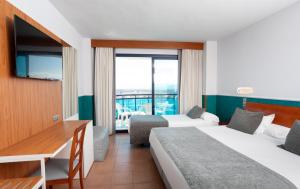 Postel nebo postele na pokoji v ubytování Hotel Cibeles Playa + 20 fotografií