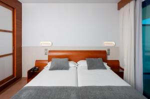 Postel nebo postele na pokoji v ubytování Hotel Cibeles Playa