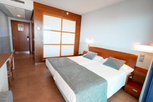 Postel nebo postele na pokoji v ubytování Hotel Cibeles Playa