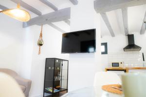 a living room with a tv on the wall at Villa Carmensin in Deltebre