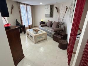 een woonkamer met een bank en een salontafel bij Studio Alba Beach in El Campello
