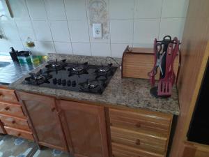 A cozinha ou cozinha compacta de Condominio Binacional