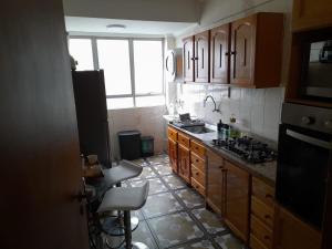 A cozinha ou cozinha compacta de Condominio Binacional