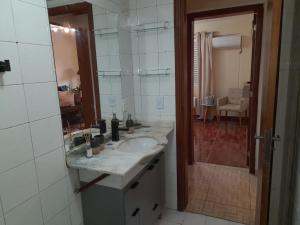 a bathroom with a sink and a mirror at Condominio Binacional in Santana do Livramento