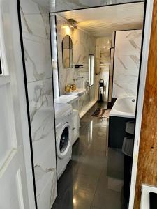 雷恩的住宿－Apartment，浴室配有洗衣机、洗衣机和烘干机。