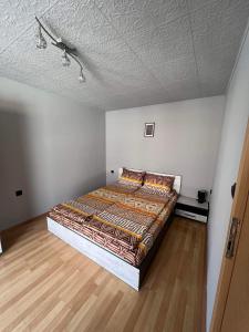 een slaapkamer met een bed in een kamer bij Кокалу Бийч Апартаменти in Nesebar