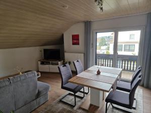 ein Wohnzimmer mit einem Tisch und einem Sofa in der Unterkunft Ferienwohnung Harmonie in Sulzbach