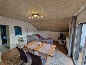 ein Wohnzimmer mit einem Holztisch und Stühlen in der Unterkunft Ferienwohnung Harmonie in Sulzbach