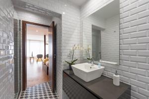 y baño con lavabo blanco y espejo. en GuestReady - Aptos do Hemisfério, en Oporto