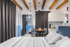 een slaapkamer met een bed en een tafel bij Luxury Studio Adriatic 2 in Split
