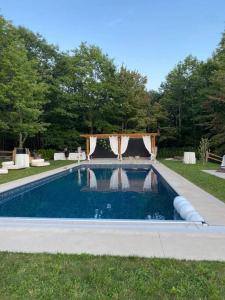 - une piscine dans une cour avec une tente dans l'établissement Luxury Mountain Mansion Huge Pool, Sauna, 7000sqft, à Windham