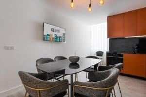 Η κουζίνα ή μικρή κουζίνα στο GuestReady - Sedona lodge near Palácio de Cristal +38 φωτογραφίες