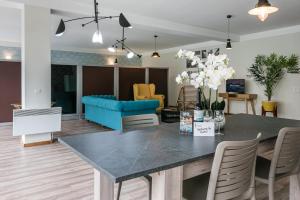 comedor y sala de estar con mesa y sillas en GuestReady - Impulso Aventureiro, en Oporto