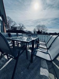 uma mesa e cadeiras numa varanda com sol em Apartment 160qm 5 Schlafzimmer 1 Wohnzimmer Terrasse und Balkon em Wilhelmshaven