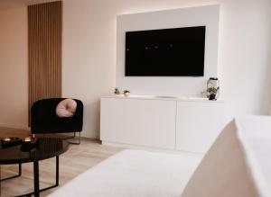 uma sala de estar com televisão numa parede branca em Ostend Centre Bayview Apartment + Free Parking em Oostende