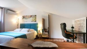 een slaapkamer met een bed, een bureau en een stoel bij Horizon Vue mer 180° in Saint-Raphaël