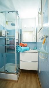 een badkamer met een glazen douche en een wastafel bij Horizon Vue mer 180° in Saint-Raphaël