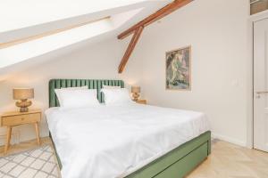 a bedroom with a large bed with white sheets at Apartament Ultra-Central Premium cu Parcare Gratuita pe Malul Crisului in Oradea